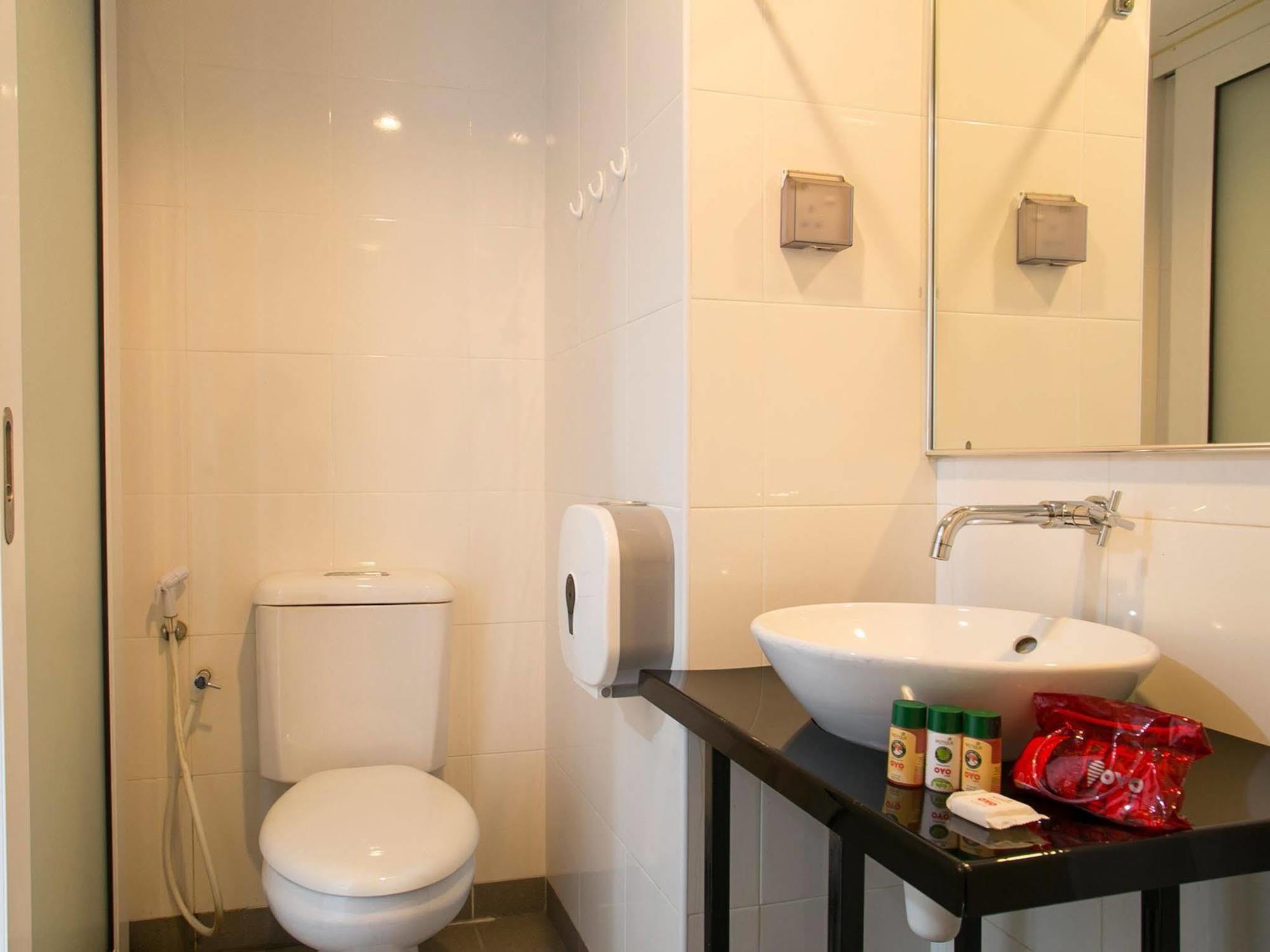 Oyo 180 V Hotel กัวลาลัมเปอร์ ภายนอก รูปภาพ